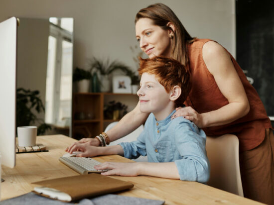 6 Erros mais comuns que ameaçam a segurança online dos seus filhos (e como corrigi-los)