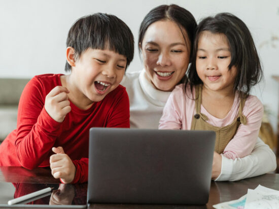 Como Ensinar Seus Filhos Sobre Segurança Online em 3 Passos Simples